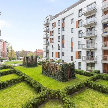 Appartement In Center With Balcony, Parking And Air Conditioning By Renters *