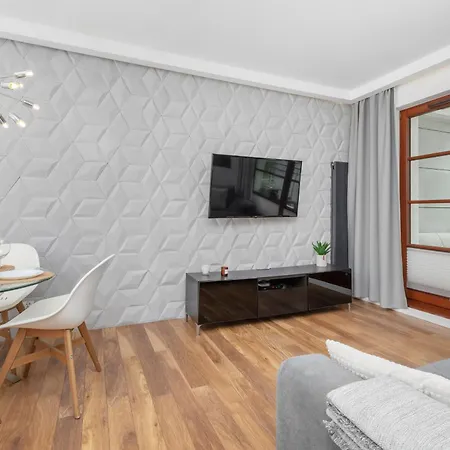 In Center With Balcony, Parking And Air Conditioning By Renters דירה *