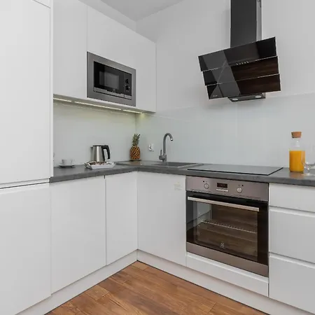 Apartment In Center With Balcony, Parking And Air Conditioning By Renters *