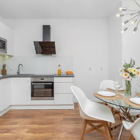 In Center With Balcony, Parking And Air Conditioning By Renters גדנסק