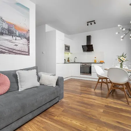 In Center With Balcony, Parking And Air Conditioning By Renters דירה