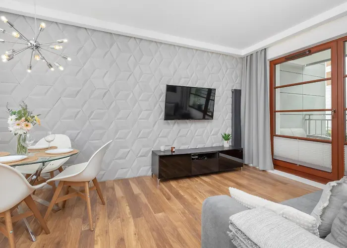 In Center With Balcony, Parking And Air Conditioning By Renters דירה *