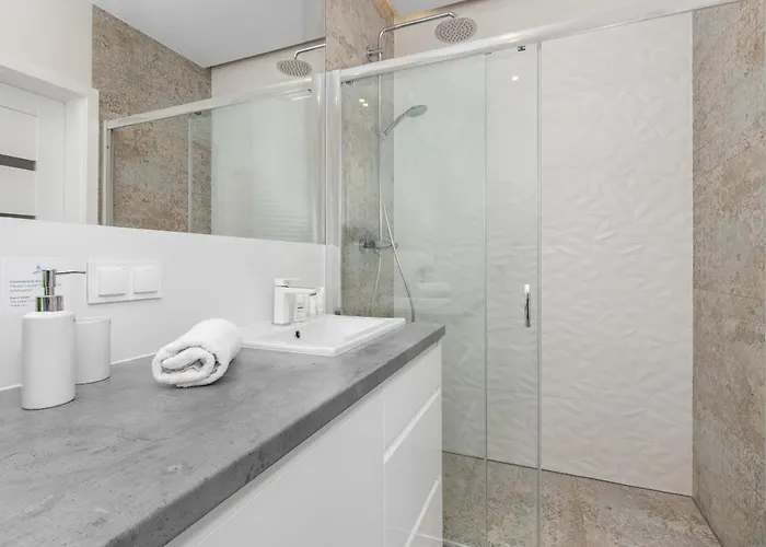 In Center With Balcony, Parking And Air Conditioning By Renters דירה גדנסק