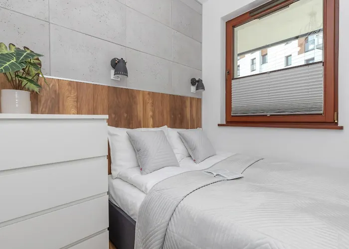 In Center With Balcony, Parking And Air Conditioning By Renters דירה *