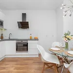 In Center With Balcony, Parking And Air Conditioning By Renters Gdansk
